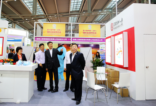 2、深圳保監(jiān)局副局長江裕棠在公司展臺前駐足參觀