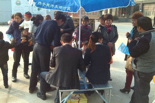發(fā)放宣傳資料，耐心解答村民疑慮
